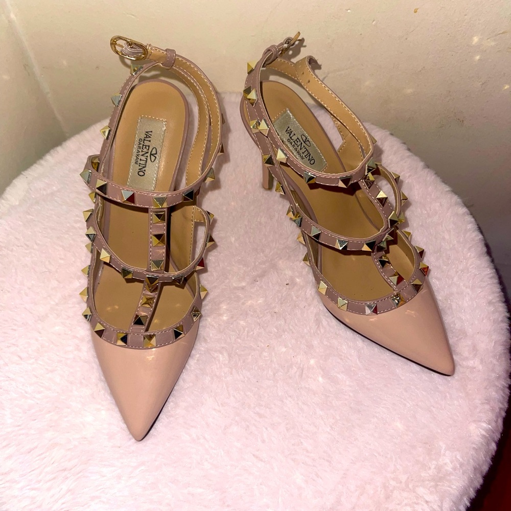 hello I'm selling these valentine shoes - Picture 3 of 4